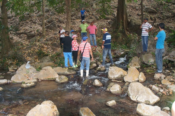 EL RIO MOCHO, ubicado en el municipio de La Paz Cesar, presenta una considerable disminución de su caudal debido, en gran parte, a la deforestación masiva y quemas de los bosques que rodean los nacederos, en las márgenes de dicho rio, los productores de almojábana extraen madera para la elaboración del producto, además existen persona desplazada que debido a la violencia que se generó en el país por el enfrentamiento de grupos ilegales, que originaron asentamientos humanos en la parte baja del rio mocho, estos pobladores talaron árboles para la construcción de viviendas, estas carecen de los servicios públicos adecuados y vierten sus residuos sólidos y líquidos, al río generando un alto índice de contaminación, y en su parte alta modificaron el uso forestal del suelo implementando los cultivos de pancoger, para lo cual tuvieron que recurrir a la tala de bosque.